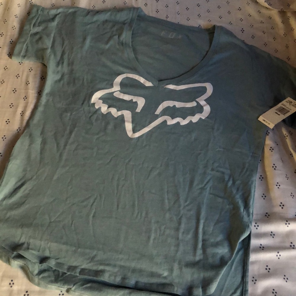 NWT V NECK FOX. Shirt